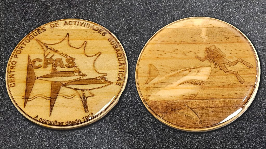 Medalha de Madeira gravada a laser c/diâmetro 10 Cm revestida a epóxi e respectivo suporte (25€)